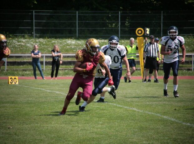 Phoenix Spieler mit dem Football